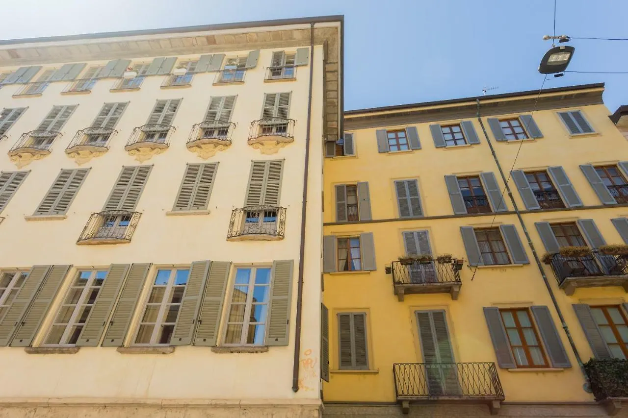 Cosy Apartment 2 Minutes From Duomo Milán 0*,